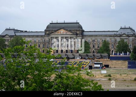 Sächsisches Staatsministerium der Finanzen am Ufer der Elbe in Dresden, Deutschland Stockfoto