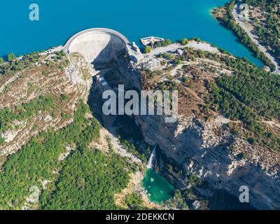 LUFTAUFNAHME. Lake castillon, ein Stausee im Verdon River Valley. Castellane, Alpes de Haute Provence, Frankreich. Stockfoto