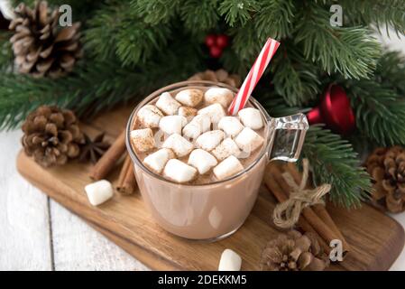 Heiß gewürzte Weihnachtsschokolade Getränk mit Marshmallows Belag auf Holz Platte Stockfoto