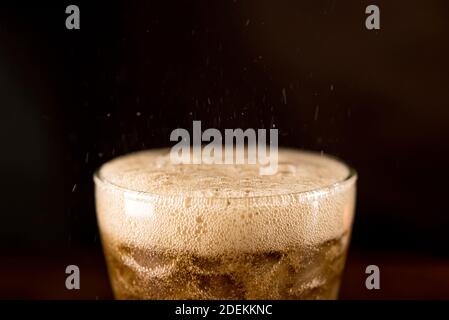 Nahaufnahme von kalten Funkenbildung Cola sodar Softdrink in Das Glas mit Schaumstoffblase auf der Oberseite Stockfoto