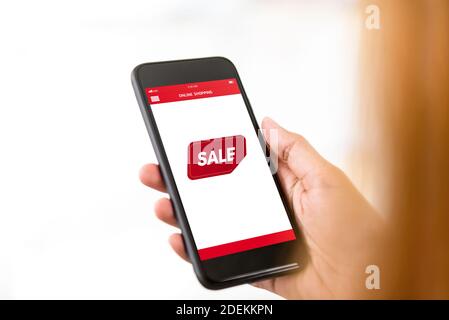 Frau Überprüfung Cyber-Verkauf Online-Shopping Rabatt Förderung in der Anwendung Auf dem Smartphone Stockfoto