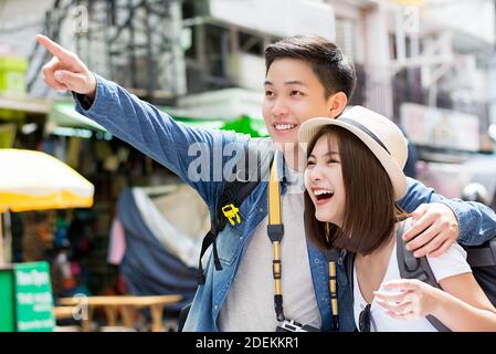 Junge glückliche asiatische Paar Touristen Rucksacktouristen genießen Besuch Khao San Straße auf Sommerurlaub Reisen in Bangkok, Thailand Stockfoto