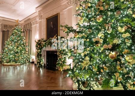 Washington, Vereinigte Staaten Von Amerika. November 2020. Der Staatliche Speisesaal des Weißen Hauses ist für die Weihnachtszeit geschmückt Sonntag, 29. November 2020 Personen: FIRST LADY MELANIA TRUMP Kredit: Storms Media Group/Alamy Live News Stockfoto
