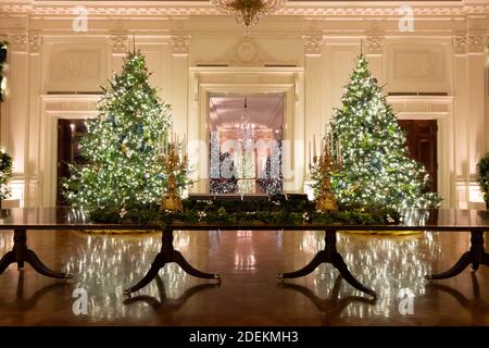 Washington, Vereinigte Staaten Von Amerika. November 2020. Der White House Express-Zug schmückt den Mitteltisch des East Room des Weißen Hauses Sonntag, 29. November 2020. Personen: FIRST LADY MELANIA TRUMP Kredit: Storms Media Group/Alamy Live News Stockfoto