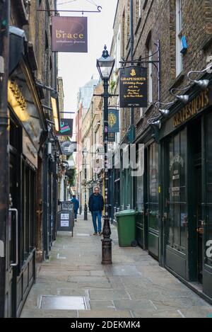 Blick entlang der Artillery Passage, einer schmalen Straße in Spitalfields, London, England, Großbritannien Stockfoto