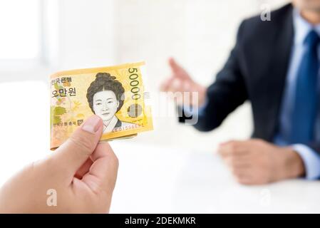 Geschäftsmann Geld in Form von Südkoreaner gewann Währung an seinen Partner für den Service erbracht - Bestechung, Darlehen und Barzahlung Konzepte Stockfoto