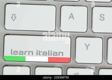 Computer und Schlüssel zum Italienisch lernen Stockfoto