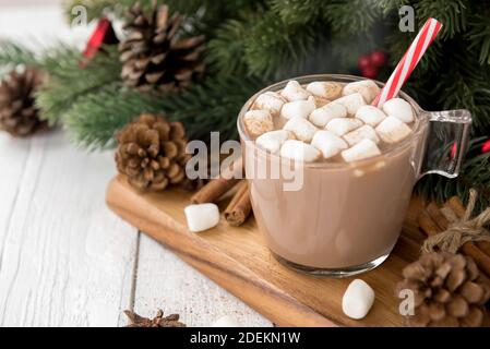 Heiß gewürzte Weihnachtsschokolade Getränk mit Marshmallows Belag auf Holz Platte Stockfoto
