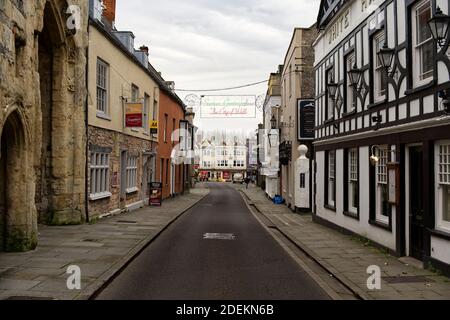Blick auf die Sadler Street in Wells, Somerset mit Blick auf die High-Street während der Covid-19-Sperre. Stockfoto