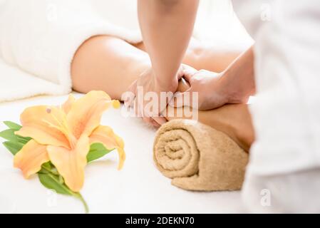 Professioneller Therapeut gibt Reflexzonenmassage entspannende Thai Bein Massage Behandlung Eine Frau im Spa Stockfoto