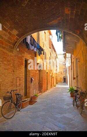 Eine Wohnallee im historischen mittelalterlichen Dorf Buonconvento, Provinz Siena, Toskana, Italien Stockfoto