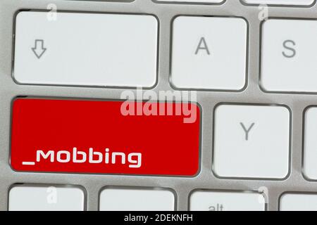 Computer und Schlüssel zum Mobbing Stockfoto