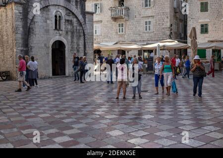 Kotor, Montenegro, 22. Sep 2019: Besucher auf dem St. Lukaplatz vor der gleichnamigen Kirche Stockfoto