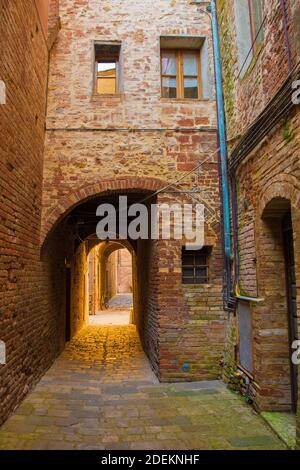 Eine ruhige Wohnstraße im historischen mittelalterlichen Dorf Buonconvento, Provinz Siena, Toskana, Italien Stockfoto