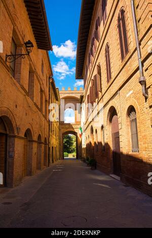 Eine ruhige Wohnstraße im historischen mittelalterlichen Dorf Buonconvento, Provinz Siena, Toskana, Italien
