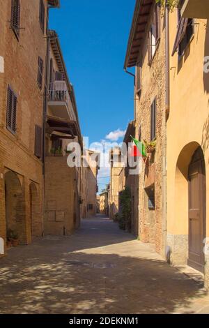 Eine ruhige Wohnstraße im historischen mittelalterlichen Dorf Buonconvento, Provinz Siena, Toskana, Italien Stockfoto