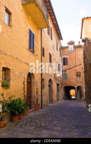 Eine ruhige Wohnstraße im historischen mittelalterlichen Dorf Buonconvento, Provinz Siena, Toskana, Italien