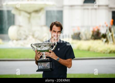 Roger Federer hält die Norman Brookes Trophäe nach dem Gewinn der Australian Open 2017 Stockfoto