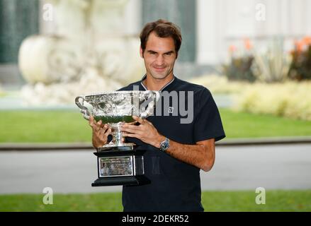 Roger Federer hält die Norman Brookes Trophäe nach dem Gewinn der Australian Open 2017 Stockfoto