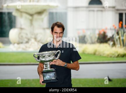 Roger Federer hält die Norman Brookes Trophäe nach dem Gewinn der Australian Open 2017 Stockfoto