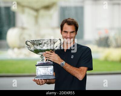 Roger Federer hält die Norman Brookes Trophäe nach dem Gewinn der Australian Open 2017 Stockfoto