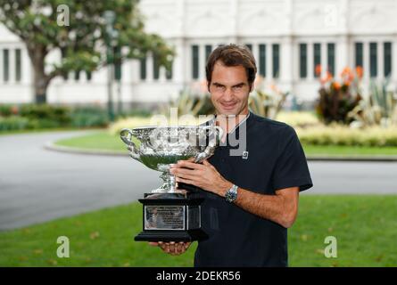 Roger Federer hält die Norman Brookes Trophäe nach dem Gewinn der Australian Open 2017 Stockfoto