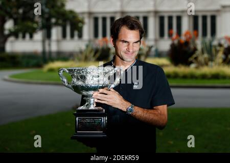 Roger Federer hält die Norman Brookes Trophäe nach dem Gewinn der Australian Open 2017 Stockfoto