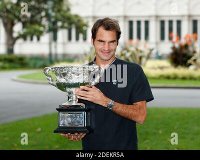 Roger Federer hält die Norman Brookes Trophäe nach dem Gewinn der Australian Open 2017 Stockfoto