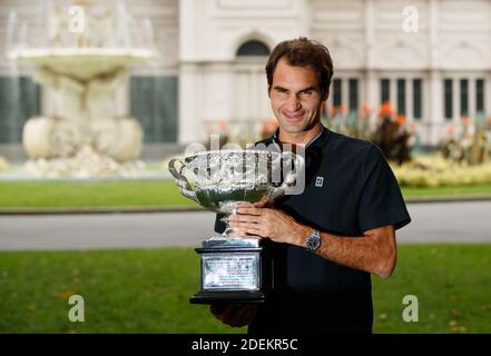 Roger Federer hält die Norman Brookes Trophäe nach dem Gewinn der Australian Open 2017 Stockfoto