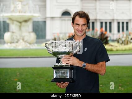 Roger Federer hält die Norman Brookes Trophäe nach dem Gewinn der Australian Open 2017 Stockfoto