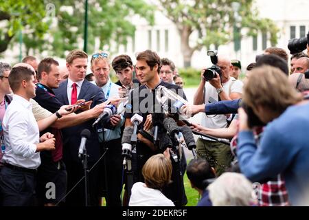 Roger Federer während einer All-in-Medienkonferenz in einem Park nach seinem Sieg bei den Australian Open 2017. Stockfoto