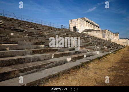 Blick auf die ehemalige Haupttribüne auf der linken Seite des ehemaligen Reichsparteiengeländes Zeppelin Field. Stockfoto