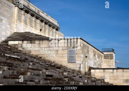 Blick auf die ehemalige Haupttribüne auf der linken Seite des ehemaligen Reichsparteiengeländes Zeppelin Field. Stockfoto