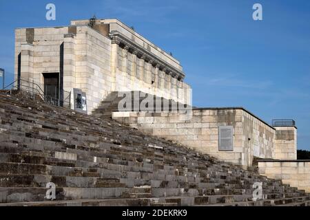 Blick auf die ehemalige Haupttribüne auf der linken Seite des ehemaligen Reichsparteiengeländes Zeppelin Field. Stockfoto