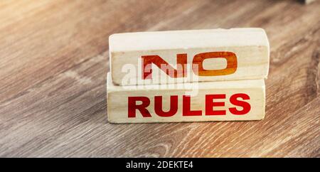 Keine Regeln Wörter mit Bausteinen gemacht. Konzept des sozialen Verhaltens Stockfoto