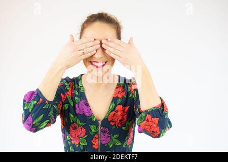 Schöne junge Frau kaukasischen isoliert bedeckt Augen mit Händen, lächelt breit warten auf eine Überraschung. Stockfoto
