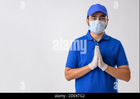 Junger Mann in Dienstuniform stehend und Begrüßung mit seinem Hände verbunden Stockfoto