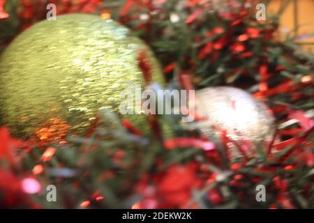 Weihnachtskugel auf den Zweigen der Tanne. Weihnachten Hintergrund Stockfoto