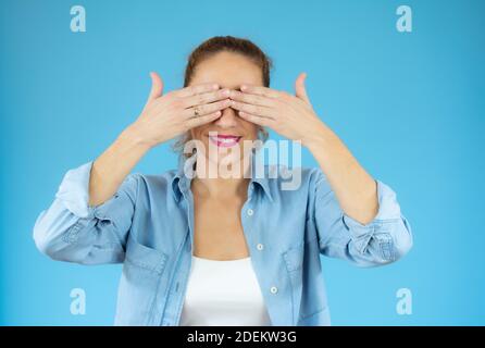 Schöne junge Frau kaukasischen isoliert bedeckt Augen mit Händen, lächelt breit warten auf eine Überraschung. Stockfoto