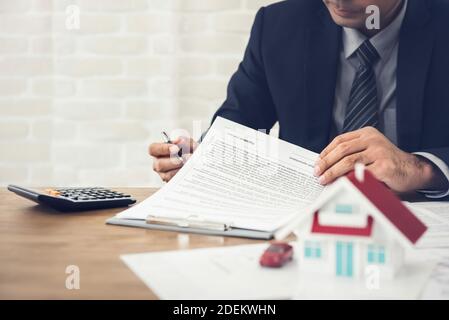 Geschäftsmann als Property Agent oder Investor Berechnung des Return on Investment in Immobilien vor Vertragsabschluss im Büro Stockfoto