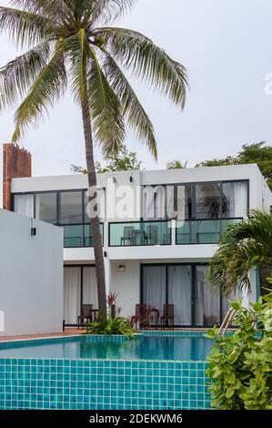 Luxuriöses modernes Haus mit Pool und Hinterhof bei Sonnenuntergang Stockfoto