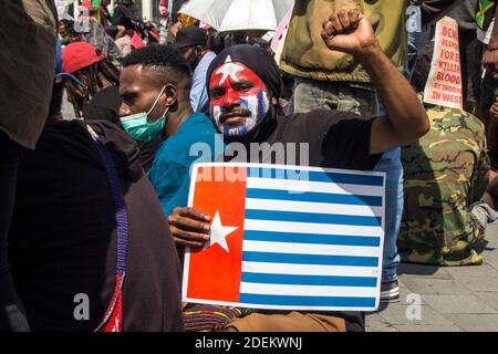 YOGYAKARTA, YOGYAKARTA SONDERREGION, INDONESIEN. Dezember 2020. Dutzende West-Papua-Studenten in Yogyakarta inszenierten eine Demonstration mit Parolen bei einer Demonstration zum Gedenken an den 59. Jahrestag des gescheiterten Versuchs der Stammesführer Papuas, die Unabhängigkeit vom holländischen Kolonialismus im Jahr 1961 zu erklären, in Yogyakarta, Indonesien, Dienstag, 1. Dezember 2020. Indonesien übernahm Westpapua von der holländischen Kolonialherrschaft im Jahr 1963 und formalisierte die Souveränität über die Region im Jahr 1969 durch eine Abstimmung von etwa 1,000 Gemeindeleitern, die Kritiker für unecht halten. Eine separatistische Gruppe namens "Freie Papua Mo Stockfoto