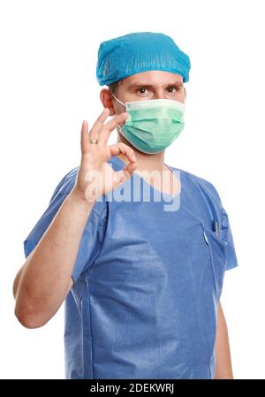Ein junger Chirurg, der das OK-Zeichen isoliert zeigt Ein weißer Hintergrund Stockfoto