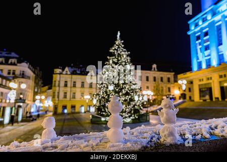 JABLONEC NAD NISOU, TSCHECHISCHE REPUBLIK - 30. NOVEMBER 2020. Weihnachtsmärkte in Jablonec, beleuchteten Weihnachtsbaum. Tschechische Republik Stockfoto