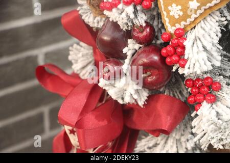 Rote Christbaumkugel hängend, mit textfreiraum auf der linken Seite. Stockfoto