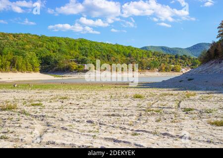 Getrockneter Zypressensee Sukko im Süden Russlands. Touristenort. Wunderschöne Sommerlandschaft. Stockfoto