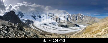 Diavolezza Bergbahn-Station Panorama der umliegenden Bergkette und Gletscher an einem sonnigen blauen Himmel Herbsttag, Wolken schließen sich Stockfoto