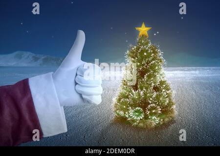 Weihnachtsmann Hand zeigt Daumen nach oben Geste mit Weihnachtsbaum auf Nacht Szene Hintergrund. Frohe Weihnachten Stockfoto