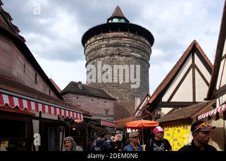 Kaiserburg ist eines der Wahrzeichen der Stadt Nürnberg. Das Schloss dominiert die Stadt vom Hügel und seinem Profil, mit Türmen und Mauern. Stockfoto
