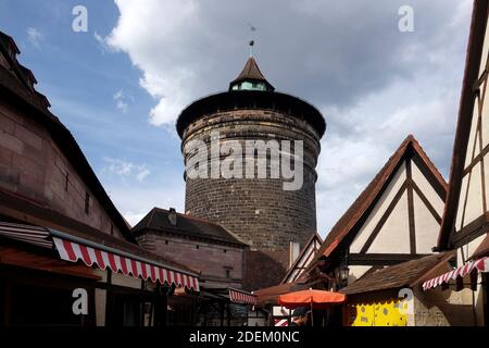Kaiserburg ist eines der Wahrzeichen der Stadt Nürnberg. Das Schloss dominiert die Stadt vom Hügel und seinem Profil, mit Türmen und Mauern. Stockfoto